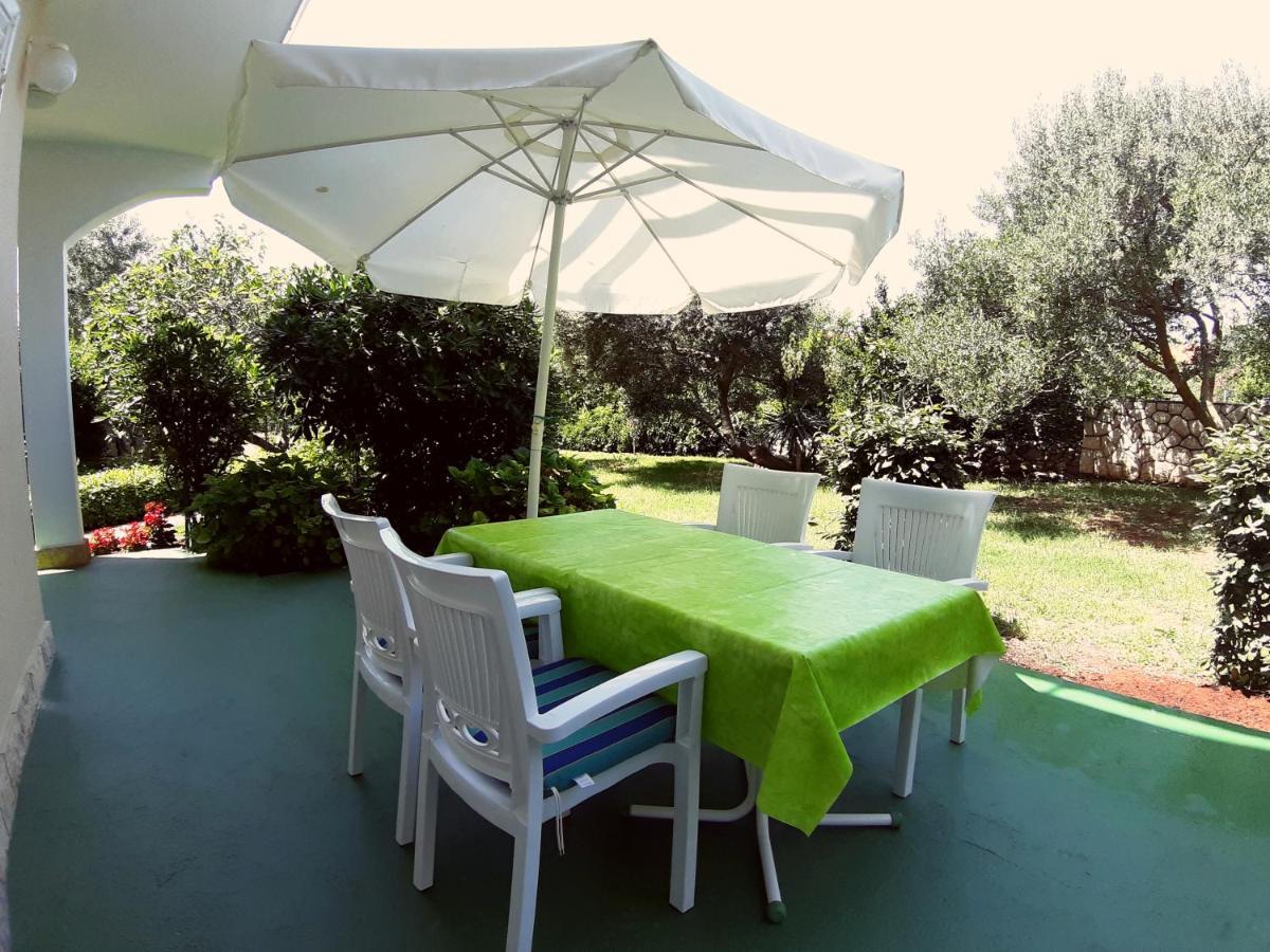 F• R• I• E• N• D• S• Bed and Breakfast Novalja Eksteriør billede