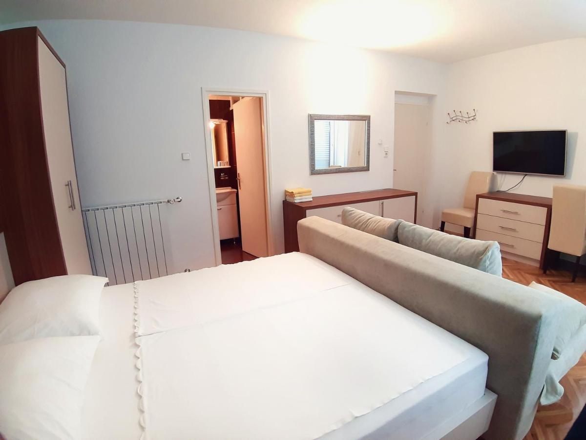 F• R• I• E• N• D• S• Bed and Breakfast Novalja Eksteriør billede