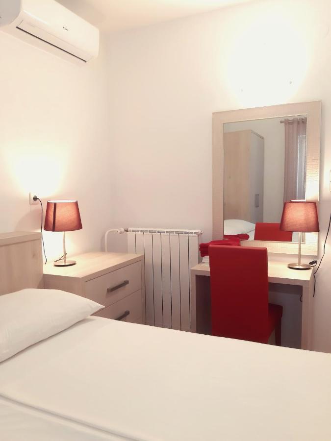 F• R• I• E• N• D• S• Bed and Breakfast Novalja Eksteriør billede